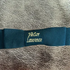 Decorative embroidery, made with gold or silver threads. Custom texts to give a unique touch to your hat