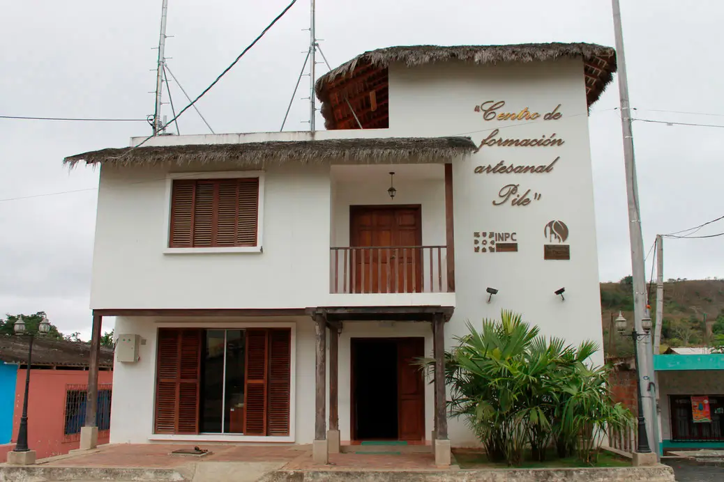 Montecristi Panama hat Weavers Pile Craftsmen school